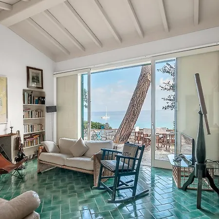 Lo Scoglio Villa *